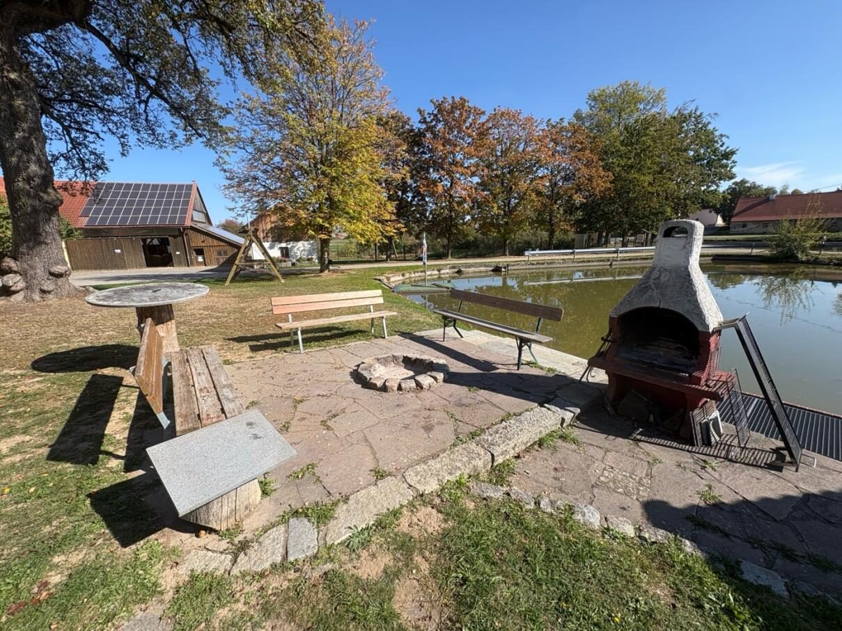 Grillplatz mit Feuerstelle am See